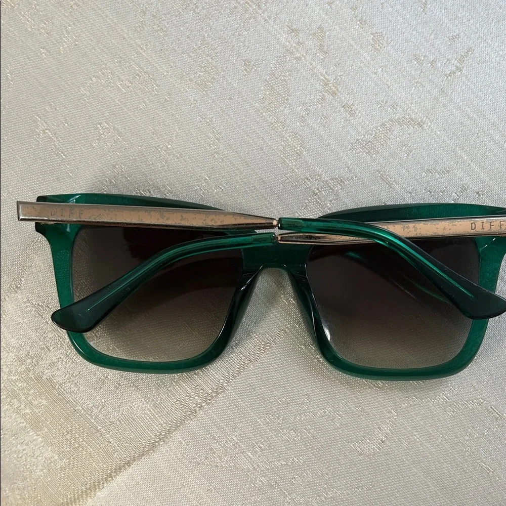 Diff Bella Sunglasses with Case